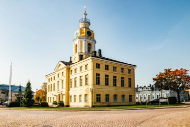 Eski Hamina Belediye Binası güneşli sonbahar gününde, Finlandiya