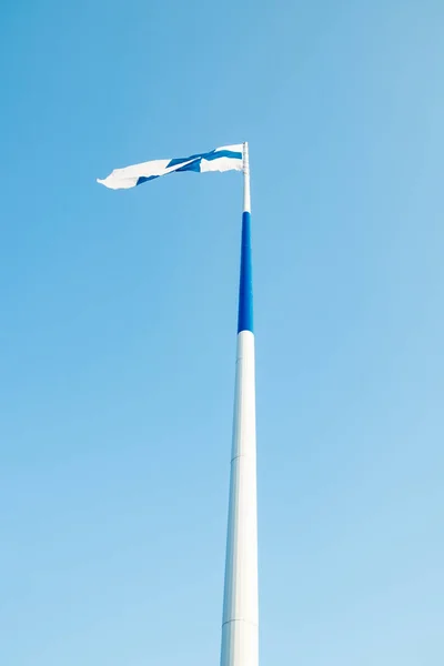 Grand Drapeau Finlandais Monde Haut Mât Europe Contre Ciel Bleu — Photo