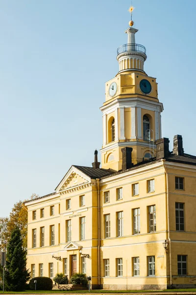 Eski Hamina Belediye Binası güneşli sonbahar gününde, Finlandiya