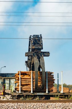Kouvola, Finlandiya - 24 Eylül 2020: Kağıt fabrikası Stora Enso 'da vagonlardan kereste boşaltımı