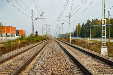 Elektrik hatları olan iki şerit demiryolu.