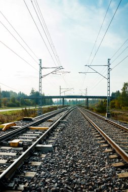 Elektrik hatları olan iki şerit demiryolu.
