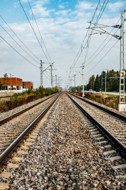 Elektrik hatları olan iki şerit demiryolu.