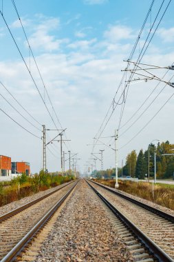 Elektrik hatları olan iki şerit demiryolu.