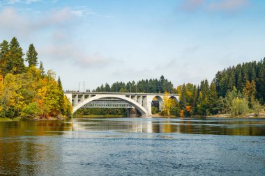 Finlandiya, Kouvola ve Koria 'daki Kymijoki nehir sularının sonbahar manzarası