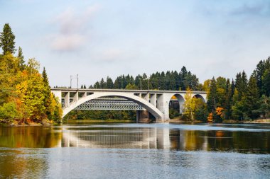Finlandiya, Kouvola ve Koria 'daki Kymijoki nehir sularının sonbahar manzarası