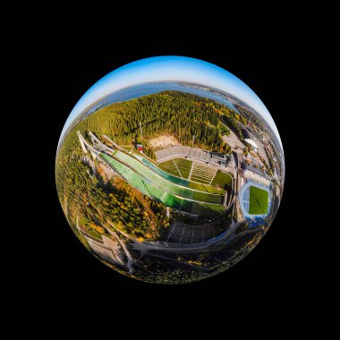 Lahti spor merkezinin üç boyutlu panoramik görüntüsü. Üç kayak kulesi var. Mini gezegen panorama tarzında..