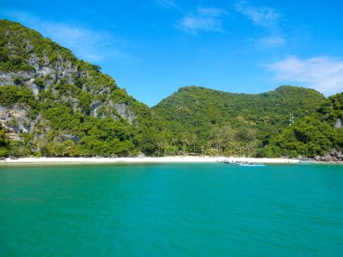 Azure blue sea, lush jungle and white sand beaches at Angthong, Thailand