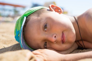 Portre küçük çocuk denizde oynarken okyanus. Mutlu bir aile tropikal beyaz kumsalda eğleniyor. Olumlu insan duyguları, duygular. Tatil yapma ve yaz zevk komik şirin çocuk.