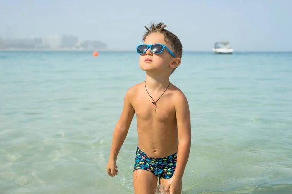 Porträt Lächelnder Kleiner Junge Der Meer Ozean Spielt Positive Menschliche — Stockfoto