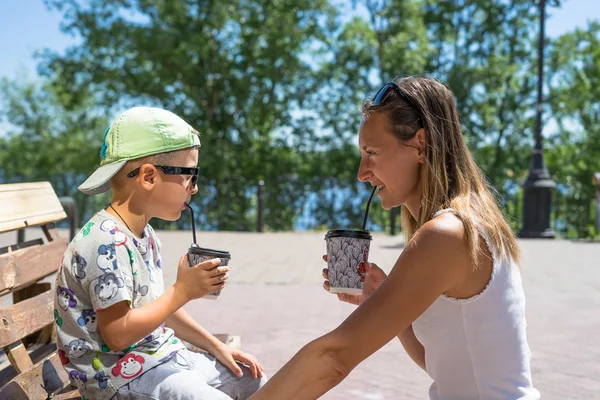 Mutlu gülümseyen anne ve çocuk - çocuk - açık restoranda yemek zaman sokak kafe, Restoran, Aile zaman, öğle yemeği zevk. Yaz günü.