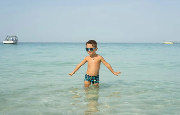 Porträt Lächelnder Kleiner Junge Der Meer Ozean Spielt Positive Menschliche — Stockfoto