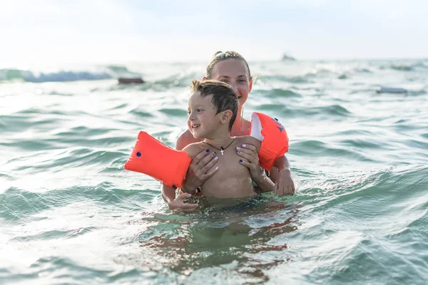 Mère Souriante Heureuse Son Fils Jouant Courant Sur Plage Concept — Photo