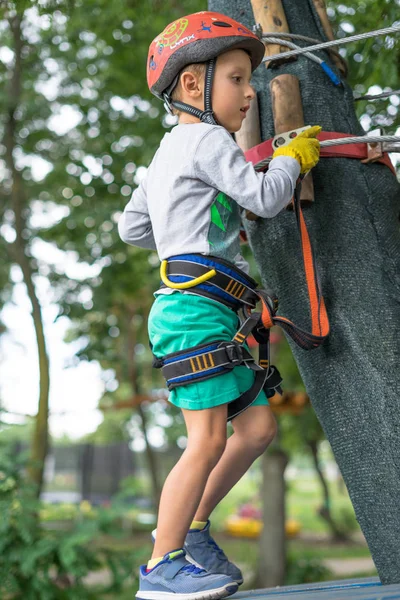 Скелястий Альпініст Зав Язує Вузол Мотузці Людина Готується Сходження Дитина — стокове фото