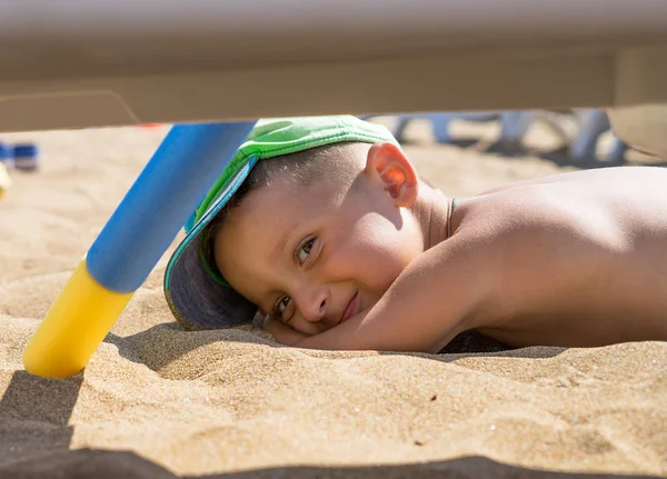 Ein Kleiner Junge Spielt Sand Auf Dem Meer Kleine Beine — Stockfoto