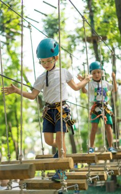 Çocuklar etkinliği yüksek tırmanma, orman park tel. İki kardeş. Masa Dağı Teleferik özel tarih yine çocuklar. Sherwood Ormanı.