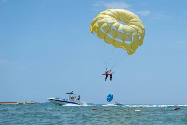 Happy Couple Parasailing Tropical Beach Summer Couple Parachute Hanging Mid — Stock Photo, Image