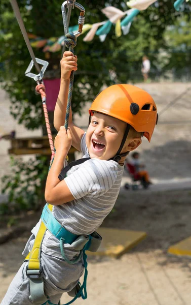 Хлопчик Під Час Скелелазіння Високому Лісовому Парку Настільна Гірська Кабельна — стокове фото