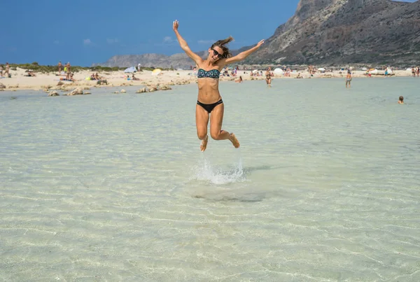 Gelukkig Lachende Jonge Vrouw Springen Het Strand Concept Van Vriendelijke — Stockfoto