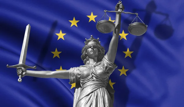 关于法律的报道 正义的上帝雕像弥与欧洲联盟背景的旗子 原始的正义雕像 Femida 以规模 正义的标志与欧盟国旗3D — 图库照片