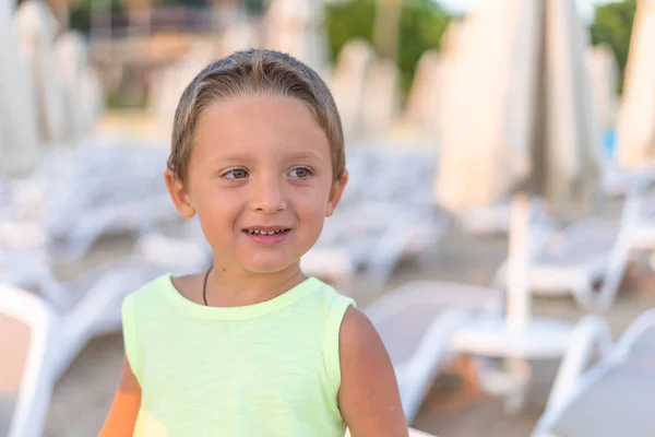 Porträt Eines Glücklichen Kleinen Jungen Der Mit Seinem Familienbild Der — Stockfoto