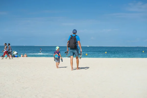 Счастливая Семья Отца Матери Сына Отдыхает Летом Тропическом Песчаном Пляже — стоковое фото