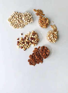 Sağlıklı gıda. Fındık Taş Masa üstü görünümünde ürün yelpazesine karıştırın. Arka plan görüntüsü için farklı baklagiller topluluğu yakın fındık, Antep fıstığı, badem, kaju fıstığı, fıstık, ceviz kadar. görüntü