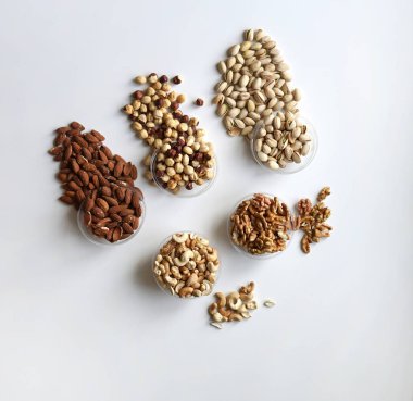 Sağlıklı gıda. Fındık Taş Masa üstü görünümünde ürün yelpazesine karıştırın. Arka plan görüntüsü için farklı baklagiller topluluğu yakın fındık, Antep fıstığı, badem, kaju fıstığı, fıstık, ceviz kadar. görüntü