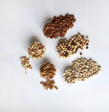 Sağlıklı gıda. Fındık Taş Masa üstü görünümünde ürün yelpazesine karıştırın. Arka plan görüntüsü için farklı baklagiller topluluğu yakın fındık, Antep fıstığı, badem, kaju fıstığı, fıstık, ceviz kadar. görüntü