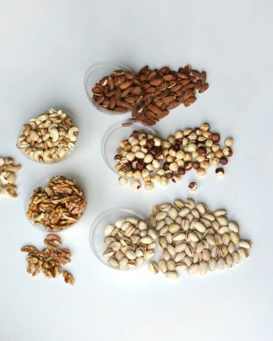 Sağlıklı gıda. Fındık Taş Masa üstü görünümünde ürün yelpazesine karıştırın. Arka plan görüntüsü için farklı baklagiller topluluğu yakın fındık, Antep fıstığı, badem, kaju fıstığı, fıstık, ceviz kadar. görüntü