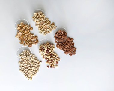 Sağlıklı gıda. Fındık Taş Masa üstü görünümünde ürün yelpazesine karıştırın. Arka plan görüntüsü için farklı baklagiller topluluğu yakın fındık, Antep fıstığı, badem, kaju fıstığı, fıstık, ceviz kadar. görüntü