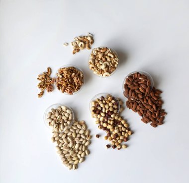 Sağlıklı gıda. Fındık Taş Masa üstü görünümünde ürün yelpazesine karıştırın. Arka plan görüntüsü için farklı baklagiller topluluğu yakın fındık, Antep fıstığı, badem, kaju fıstığı, fıstık, ceviz kadar. görüntü