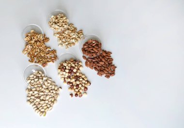 Sağlıklı gıda. Fındık Taş Masa üstü görünümünde ürün yelpazesine karıştırın. Arka plan görüntüsü için farklı baklagiller topluluğu yakın fındık, Antep fıstığı, badem, kaju fıstığı, fıstık, ceviz kadar. görüntü