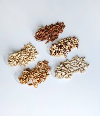 Sağlıklı gıda. Fındık Taş Masa üstü görünümünde ürün yelpazesine karıştırın. Arka plan görüntüsü için farklı baklagiller topluluğu yakın fındık, Antep fıstığı, badem, kaju fıstığı, fıstık, ceviz kadar. görüntü