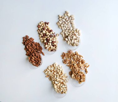 Sağlıklı gıda. Fındık Taş Masa üstü görünümünde ürün yelpazesine karıştırın. Arka plan görüntüsü için farklı baklagiller topluluğu yakın fındık, Antep fıstığı, badem, kaju fıstığı, fıstık, ceviz kadar. görüntü