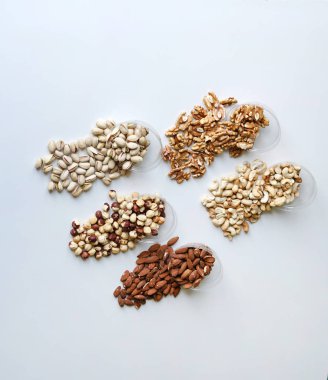 Sağlıklı gıda. Fındık Taş Masa üstü görünümünde ürün yelpazesine karıştırın. Arka plan görüntüsü için farklı baklagiller topluluğu yakın fındık, Antep fıstığı, badem, kaju fıstığı, fıstık, ceviz kadar. görüntü