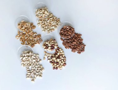 Sağlıklı gıda. Fındık Taş Masa üstü görünümünde ürün yelpazesine karıştırın. Arka plan görüntüsü için farklı baklagiller topluluğu yakın fındık, Antep fıstığı, badem, kaju fıstığı, fıstık, ceviz kadar. görüntü