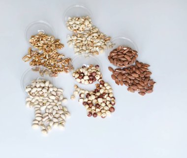 Sağlıklı gıda. Fındık Taş Masa üstü görünümünde ürün yelpazesine karıştırın. Arka plan görüntüsü için farklı baklagiller topluluğu yakın fındık, Antep fıstığı, badem, kaju fıstığı, fıstık, ceviz kadar. görüntü