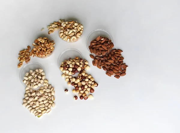 Sağlıklı gıda. Fındık Taş Masa üstü görünümünde ürün yelpazesine karıştırın. Arka plan görüntüsü için farklı baklagiller topluluğu yakın fındık, Antep fıstığı, badem, kaju fıstığı, fıstık, ceviz kadar. görüntü