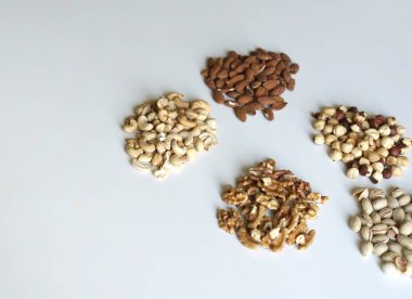 Sağlıklı gıda. Fındık Taş Masa üstü görünümünde ürün yelpazesine karıştırın. Arka plan görüntüsü için farklı baklagiller topluluğu yakın fındık, Antep fıstığı, badem, kaju fıstığı, fıstık, ceviz kadar. görüntü