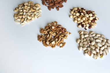 Sağlıklı gıda. Fındık Taş Masa üstü görünümünde ürün yelpazesine karıştırın. Arka plan görüntüsü için farklı baklagiller topluluğu yakın fındık, Antep fıstığı, badem, kaju fıstığı, fıstık, ceviz kadar. görüntü