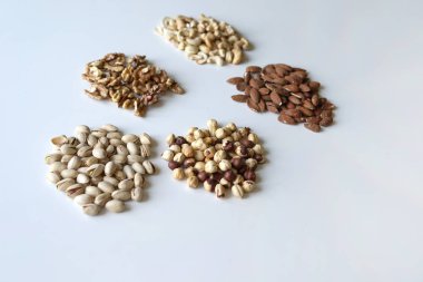 Sağlıklı gıda. Fındık Taş Masa üstü görünümünde ürün yelpazesine karıştırın. Arka plan görüntüsü için farklı baklagiller topluluğu yakın fındık, Antep fıstığı, badem, kaju fıstığı, fıstık, ceviz kadar. görüntü