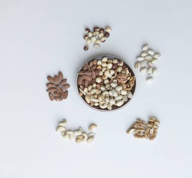 Sağlıklı gıda. Fındık Taş Masa üstü görünümünde ürün yelpazesine karıştırın. Arka plan görüntüsü için farklı baklagiller topluluğu yakın fındık, Antep fıstığı, badem, kaju fıstığı, fıstık, ceviz kadar. görüntü