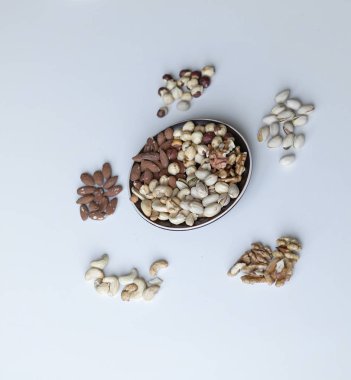 Sağlıklı gıda. Fındık Taş Masa üstü görünümünde ürün yelpazesine karıştırın. Arka plan görüntüsü için farklı baklagiller topluluğu yakın fındık, Antep fıstığı, badem, kaju fıstığı, fıstık, ceviz kadar. görüntü