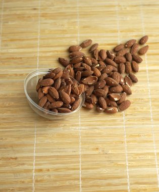 Arka plan görüntüsü için sağlıklı gıda kadar badem fındık kapatın. Doku fındık Kupası plaka üzerinde