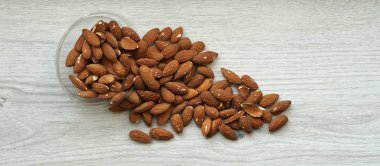 Arka plan görüntüsü için sağlıklı gıda kadar badem fındık kapatın. Doku beyaz gri masa üstü görünümünde. Fındık Kupası plaka üzerinde