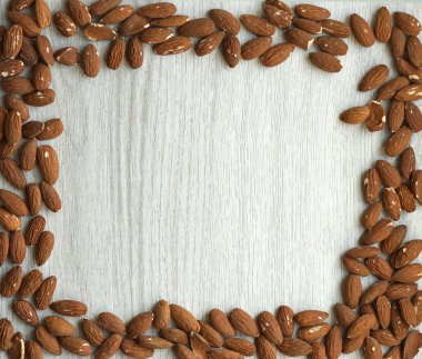 Arka plan görüntüsü için sağlıklı gıda kadar badem fındık kapatın. Doku beyaz gri masa üstü görünümü