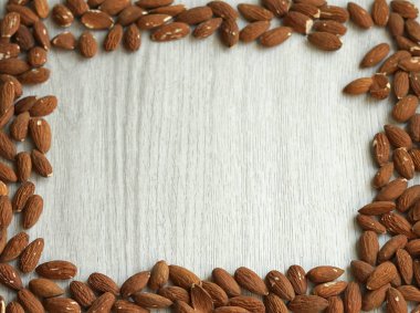 Arka plan görüntüsü için sağlıklı gıda kadar badem fındık kapatın. Doku beyaz gri masa üstü görünümü