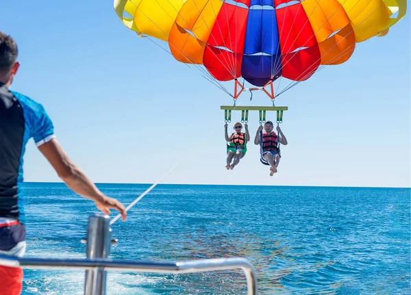 Glückliches Paar beim Parasailing am Dominicana-Strand im Sommer. Paar u — Stockfoto