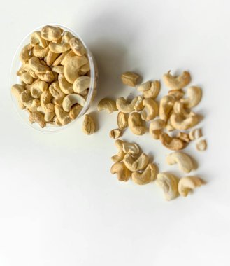 Arka plan görüntüsü için sağlıklı gıda kaşu fındık kadar kapatın. Fındık doku Kupası plaka üzerinde beyaz gri masa üstü görünümü